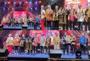 Anggota DPR RI Bonnie Triyana bersama tokoh budaya memainkan angklung pada pembukaan Festival Seni Multatuli (FSM) 2025 di Alun-alun Rangkasbitung, Lebak.  (Foto/Istimewa)