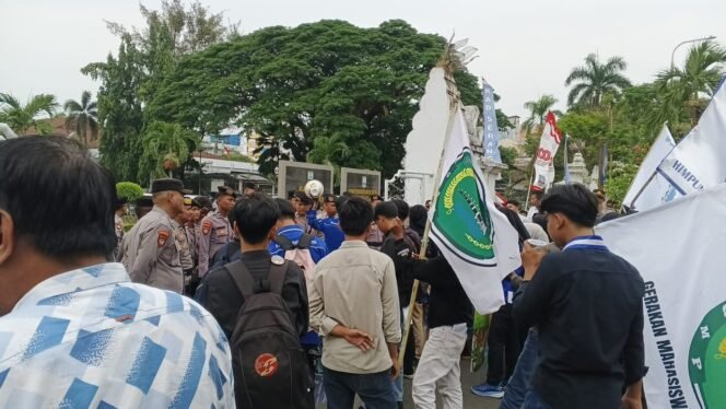
					Forum Mahasiswa Serang Selatan (Formass) saat sedang melakukan aksi unjuk rasa di depan Kantor Bupati Serang. (Foto/Istimewa)
