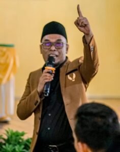 Aabah Elang Mangkubumi , Pesan Tegas dalam Satu Tangan Terangkat  mengartikan penolakan terhadap kebijakan Tex Amesti (foto/istimewa)