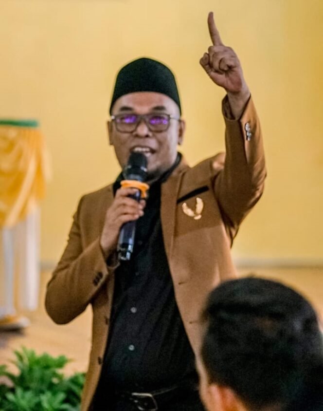 
					Aabah Elang Mangkubumi , Pesan Tegas dalam Satu Tangan Terangkat  mengartikan penolakan terhadap kebijakan Tex Amesti (foto/istimewa)