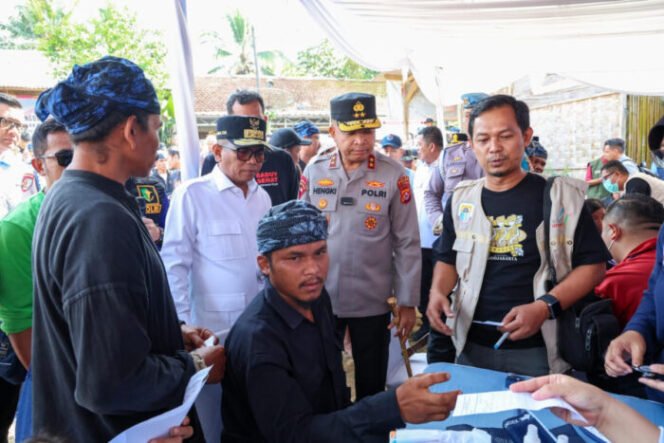 
					Gubernur Banten Andra Soni bersama Kapolda Banten Irjen Hengki dan Ketua DPRD Provinsi Banten Fahmi Hakim saat kunjungan ke masyarakat adat Baduy di Desa Kanekes, Lebak, Kamis (26/9/2025). (Foto: Humas Pemprov Banten/BantenPopuler.com)