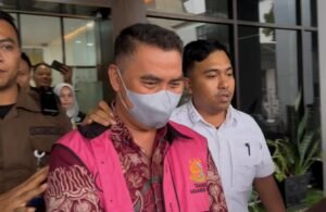 Foto: Kejari Serang menetapkan Dirut PT Serang Berkah Mandiri (SBM), Isbandi Ardiwinata Mahmud, sebagai tersangka kasus korupsi senilai Rp2,3 miliar. Tersangka resmi ditahan 20 hari di Rutan Kelas IIB Serang