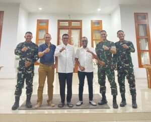Tokoh masyarakat Banten KH. Elang Mangkubumi saat berpose bersama prajurit TNI dalam suasana kebersamaan menyambut HUT TNI ke-80.
