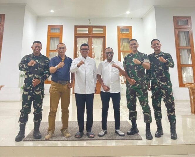 
					Tokoh masyarakat Banten  KH. Elang Mangkubumi saat berpose bersama prajurit TNI dalam suasana kebersamaan menyambut HUT TNI ke-80.