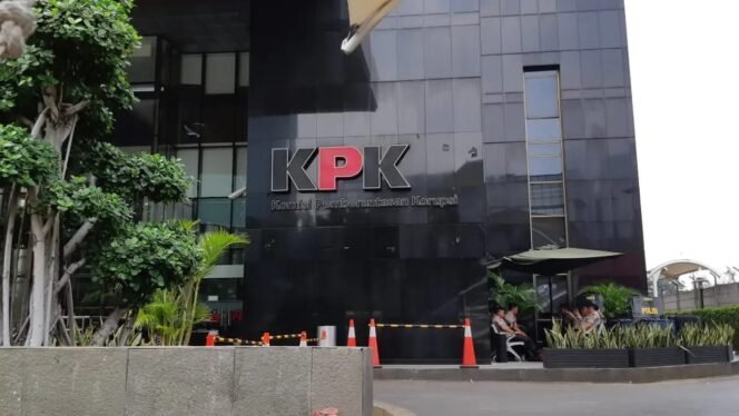 
					Foto: Gedung Merah Putih KPK di Jakarta. Lembaga antirasuah kini fokus mengusut skandal kuota haji 2023–2024 di Kemenag yang menyeret nama mantan Menteri Agama dan menyebabkan kerugian negara lebih dari Rp1 triliun