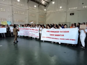 Ratusan perawat dan karyawan RS Misi Rangkasbitung menggelar aksi di Gedung Warsiseto, Lebak, Rabu (24/9/2025). (Foto: istimewa|Bantenpopuler.com)