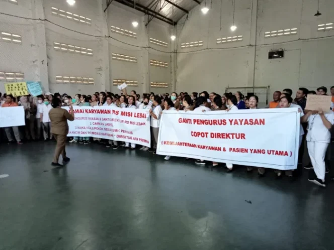 
					Ratusan perawat dan karyawan RS Misi Rangkasbitung menggelar aksi di Gedung Warsiseto, Lebak, Rabu (24/9/2025). (Foto: istimewa|Bantenpopuler.com)