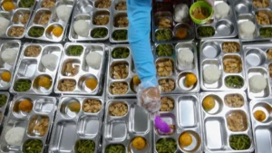 Kepala BGN menunjuk tim khusus yang dipimpin Nanik S. Deyang. Menu yang dihadirkan dan diolah di dapur untuk Makan Bergizi Gratis dikelola langsung oleh Satuan Pelayanan Pemenuhan Gizi (SPPG) yang ditunjuk Badan Gizi Nasional (BGN) (Sumber: liputan6.com).