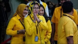 Foto: Senyum Airin di Tengah Kader Golkar, Ditanya Soal Kursi Menteri di Kabinet Prabowo, Sumber (kompas.id)