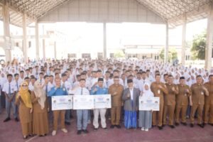 Foto: Gubernur Banten Andra Soni bersama jajaran Pemprov Banten, guru, dan ratusan siswa SMA-SMK Attaufiqiyyah, Baros, Kabupaten Serang, saat penyerahan simbolis Program Sekolah Gratis, Senin (15/09/2025).