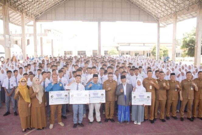 
					Foto: Gubernur Banten Andra Soni bersama jajaran Pemprov Banten, guru, dan ratusan siswa SMA-SMK Attaufiqiyyah, Baros, Kabupaten Serang, saat penyerahan simbolis Program Sekolah Gratis, Senin (15/09/2025).