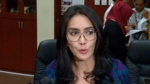 Rieke Diah Pitaloka dalam rapat di Senayan menegaskan praktik rangkap jabatan pejabat Kemenkeu sebagai komisaris BUMN tidak efisien dan perlu diatur tegas dalam revisi UU. (Sumber:tribunnews.com)