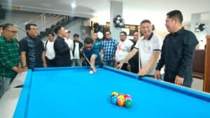 Ketua DPRD Banten Fahmi Hakim bersama jajaran pejabat dan tamu undangan mencoba fasilitas permainan saat peresmian WN Billiar di Kota Serang, Minggu (21/9/2025).(Foto/Istimwah)