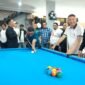 Sejumlah pejabat dan tamu undangan bermain biliar dalam acara grand opening WN Billiar di Kota Serang, Banten.