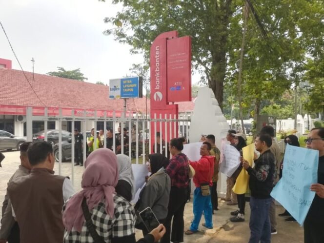 
					Koalisi Aksi Rakyat (Koar) Banten saat melakukan aksi unjuk rasa di depan Bank Banten