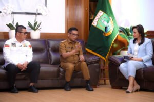 Gubernur Banten Andra Soni saat menghadiri Dialog Perspektif bersama TVRI di Ruang Kerja Gubernur Banten, KP3B, Curug, Kota Serang, Selasa (30/9/2025). ( Sumber: Biro Adpimpro Banten)