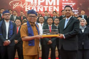 Gubernur Banten Andra Soni bersama Wakil Menteri UMKM Helvi Yuni Moraza dan Ketua HIPMI Banten Rifky Hermiansyah saat pelantikan pengurus HIPMI Banten di Pendopo Gubernur, Serang, Selasa (30/9/2025). (Sumber: Biro Adpimpro Banten)