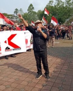 Ketua LSM Karat Banten, Adung Lee, saat menyampaikan desakan agar Kejati Banten menangani kasus dugaan korupsi KPU Kota Serang. (Foto/Istimewah)