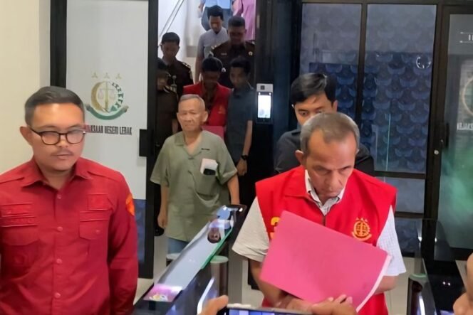 
					Tersangka kasus korupsi penyertaan modal PDAM lebak saat di gelandang ke mobil tahanan untuk menuju Lapas rangkasbitung