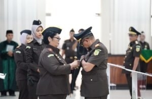 Kepala Kejaksaan Tinggi (Kajati) Banten, Bernadeta Maria Erna Elastiyani, S.H., M.H., secara resmi melantik dan mengambil sumpah jabatan pejabat Eselon II dan III di lingkungan Kejati Banten, Rabu (29/10/2025). (Foto: BantenPopuler.com)