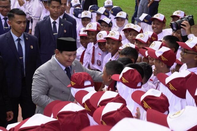 
					Presiden Prabowo saat menyapa anak-anak sekolah (sumber: kompas.com)