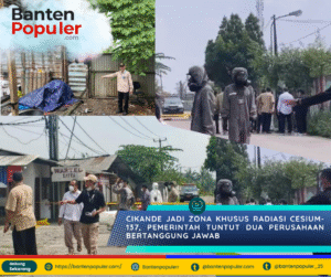 Tim Satgas Penanganan Radiasi bersama aparat kepolisian memeriksa scrap metal yang diduga menjadi sumber cemaran Cesium-137 di Kawasan Industri Modern Cikande, Serang, Banten.