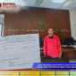 Wartawan Rudi Tumpal Manurung berdiri di ruang PTSP Kejati Banten sambil menunjukkan surat permintaan keterangan dari Bidang Aswas, terkait kasus dugaan pengusiran wartawan yang belum menemukan kejelasan hukum.