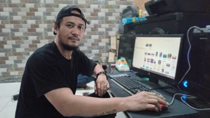 Ketua Umum Baralak Nusantara, Yudistira, saat memberikan klarifikasi terkait tuduhan intimidasi terhadap pegawai Bapperida Lebak. Ia menegaskan datang sebagai orang tua RU, bukan membawa nama organisasi.