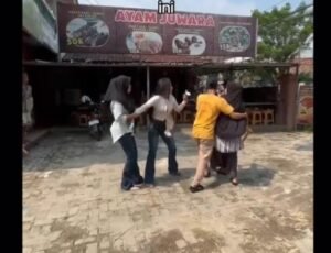Tangkapan layar video aksi enam orang yang diduga melakukan intimidasi dan keributan di Rumah Makan Ayam Geprek Juwara, Rabu 15 Oktober 2025.