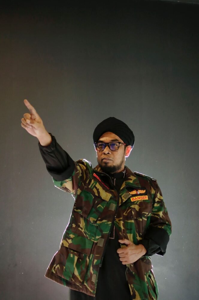 
					Menjelang rencana kedatangan Habib Rizieq Shihab ke Pandeglang pada 19 Oktober mendatang, tokoh spiritual Banten, Abah Elang Mangkubumi, menyampaikan pernyataan tegas agar masyarakat tetap menjaga kedamaian dan tidak terprovokasi oleh bentuk dakwah yang bersifat provokatif dan memecah belah umat.