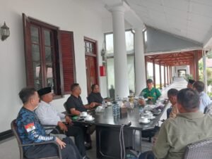 KH. Abah Elang Mangkubumi bersama Bupati Lebak serta jajaran BPJS Ketenagakerjaan Provinsi Banten dan Kabupaten Lebak saat rapat koordinasi membahas program “1 Desa 100 Pekerja Rentan” di Pendopo Kabupaten Lebak. (Foto/Pendopo Kabupaten Lebak
