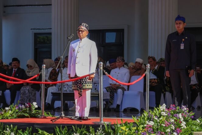 
					Andra Soni bersama Wakil Gubernur Achmad Dimyati Natakusumah dan jajaran Forkopimda Banten pada peringatan HUT ke-25 Provinsi Banten.