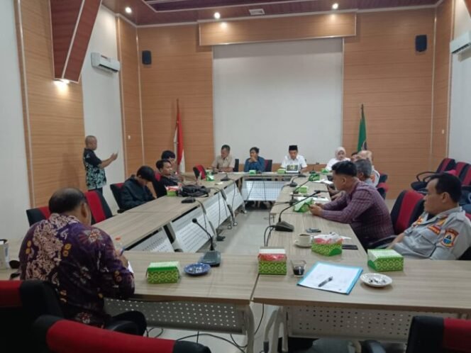 
					Ikatan Mahasiswa Lebak (IMALA) melontarkan ultimatum keras kepada Pemerintah Kabupaten Lebak, DPRD, dan aparat penegak hukum untuk membuka data tambang legal dan ilegal dalam waktu 14 hari. Desakan ini disampaikan dalam Rapat Dengar Pendapat (RDP) bersama Komisi IV DPRD Lebak, Polres, Satpol PP, Dinas Lingkungan Hidup (DLH), dan Dinas Perhubungan (Dishub), Kamis (10/10/2025), Kantor DPRD Lebak.