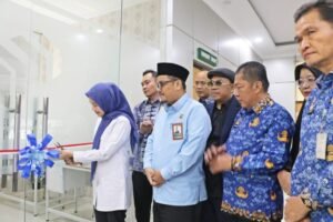 Bupati Serang Ratu Rachmatuzakiyah meresmikan Zona Klinik Advokasi Hukum (ZAKIAH) di Mal Pelayanan Publik (MPP) Puspemkab Serang, Jumat (17/10/2025), didampingi jajaran pejabat Pemerintah Kabupaten Serang dan perwakilan lembaga hukum.