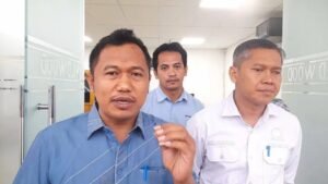 Junaedi Ibnujarta (tengah) memimpin sidak Komisi III DPRD Lebak di PT Wildwood, Desa Mekarsari, Rangkasbitung, Jumat (24/10/2025). (Foto: Dok. DPRD Lebak)