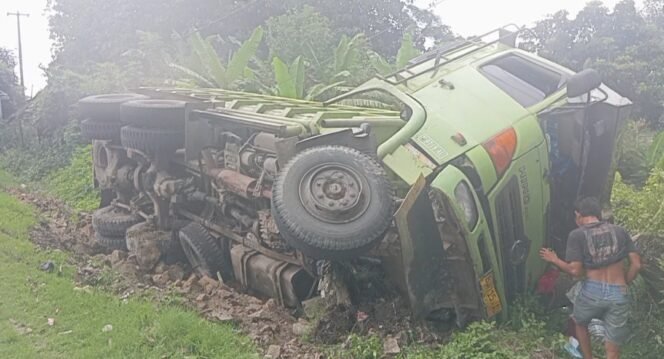 
					Akibat Rem Blong Mobil Tronton di Jalan Rangkasbitung-Cikande Nyungsep Sopir dan Rekannya Selamat