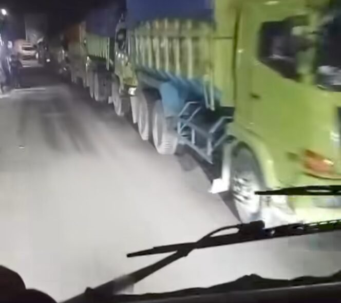 
					Antrean puluhan mobil tronton pengangkut tanah terparkir di bahu jalan raya Maja/tangkapan layar @Inforangkasbitung 