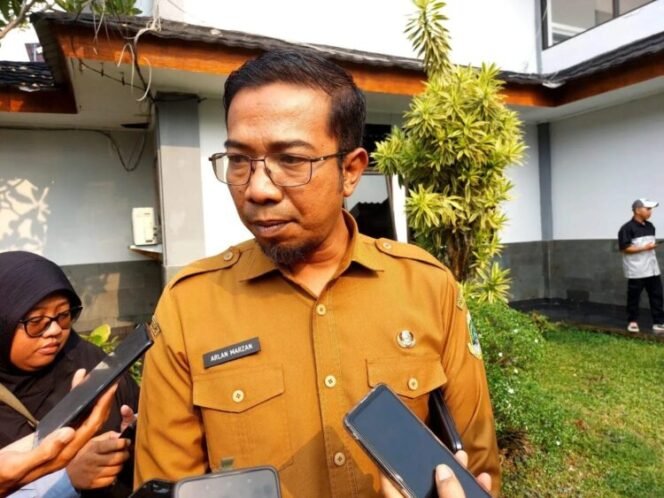 
					Keterangan Foto Kepala Dinas PUPR Banten Arlan Marzan dilaporkan ke Kejaksaan Agung atas dugaan korupsi proyek jalan Ciparay–Cikumpay senilai Rp87,6 miliar. (Foto: Dok. BantenPopuler.com)