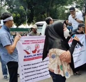 Korlap Baralak Nusantara, Nofi Agustina, saat menyampaikan orasi di depan Kantor Bupati Lebak. Aksi ini menuntut akuntabilitas dan transparansi kebijakan Bupati yang dinilai bertentangan dengan ketentuan hukum.