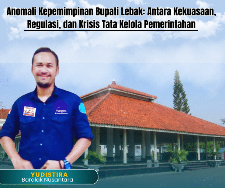 Yudistira dari Baralak Nusantara berdiri di depan gedung pemerintahan Kabupaten Lebak, menggambarkan kritik terhadap anomali kepemimpinan Bupati Lebak dalam kasus PDAM dan Mie Gacoan.