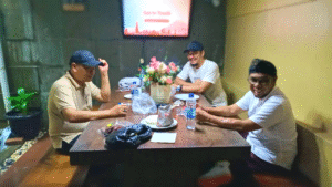 Tiga tokoh muda Banten berdiskusi santai mengenai arah pembangunan dan isu pendidikan daerah di salah satu ruang pertemuan di Lebak, Banten.
(Foto: Dok. Bantenpopuler.com)