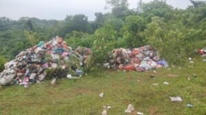 Tumpukan sampah rumah tangga yang berserakan di lahan terbuka Desa Gununganten, Kecamatan Cimarga, Kabupaten Lebak. Warga menuding sampah ini dibuang oleh armada truk DLH Kabupaten Serang.