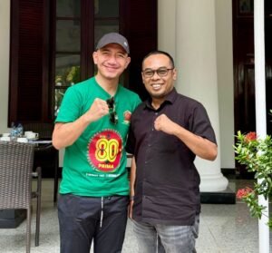 Dua tokoh, M, Hasbi Asyidiki JB (Bupati Lebak) dan Abah Elang Mangkubumi (Deputy Chairman Indonesia National Youth Council) bersalaman kompak, memperlihatkan semangat kebersamaan dalam memperjuangkan visi pembangunan daerah. (foto: bantenpopuler.com.