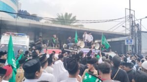 Ribuan anggota Pagar Nusa dan warga Nahdlatul Ulama memenuhi depan gedung Trans7 dalam aksi bela kiai, menuntut permintaan maaf atas tayangan XPOSE UNCENSORED yang dinilai melecehkan pesantren.