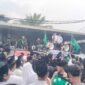 Massa Pagar Nusa dan jamaah NU melakukan aksi demonstrasi di depan gedung Trans7 sambil membawa bendera dan menggunakan mobil komando
