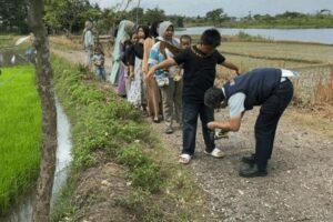 Petugas KLHK dan KBRN Polri memeriksa barang bawaan warga sebelum relokasi dari zona merah radiasi Cesium-137 di Sukatani, Serang, Minggu (26/10/2025). (Foto: Dok. KLHK)