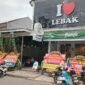 Tampak depan Rumah Makan Bunda Rangkasbitung saat grand opening dengan karangan bunga ucapan selamat.