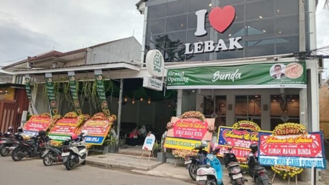 
					Suasana grand opening Rumah Makan Bunda di Jalan Hardi Winangun, Rangkasbitung,, Rabu (22/10/25) foto: bantenpopuler.com