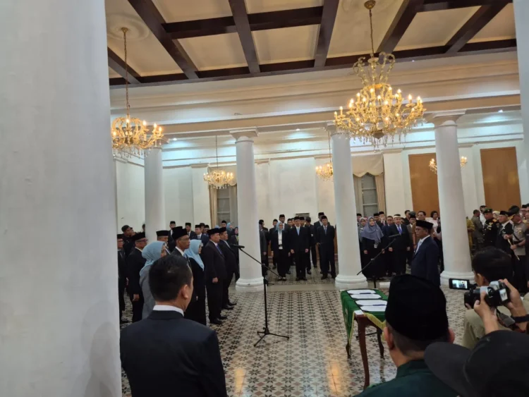 Gubernur Andra Soni melantik 23 pejabat eselon II Pemprov Banten di Gedung Negara Provinsi Banten, Kota Serang, Senin 3 November 2025.