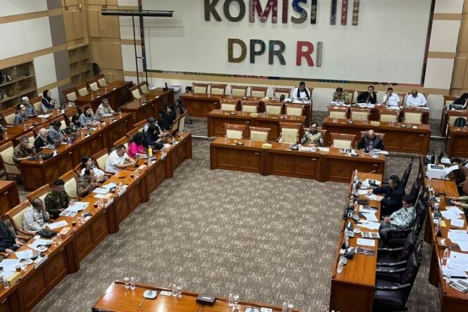 
					Suasana rapat Panja Komisi III DPR RI di Gedung DPR, saat membahas ketentuan baru RUU KUHAP mengenai pelaku tindak pidana dengan disabilitas mental. Jakarta, Senin (29/9/2025). Sumber:(KOMPAS.com/Bantenpopuler.com) 